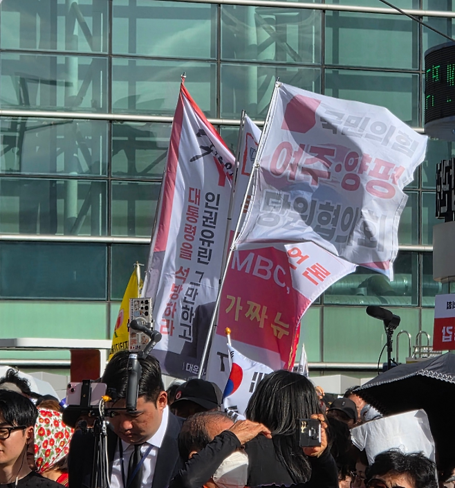 21일 대구 동구 신암동 동대구역 광장에서 열린  ‘야당탄압·독재정치 국민 규탄대회’에 서 윤석열 전 대통령 석방을 촉구하는 깃발이 나부끼고 있다. 2025. 09. 21. 대구 민경석 기자