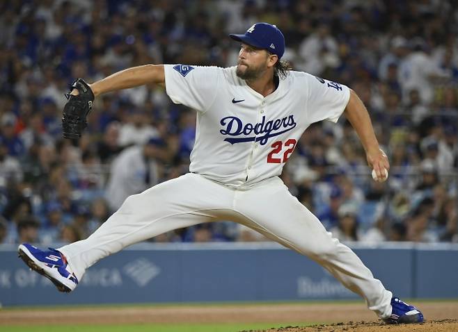 로스앤젤레스(LA) 다저스 클레이튼 커쇼가 20일(한국시간) 미국 캘리포니아주 LA 다저스타디움에서 열린 2025 MLB 정규시즌 샌프란시스코 자이언츠와의 홈 경기에서 공을 던지고 있다. UPI 연합뉴스