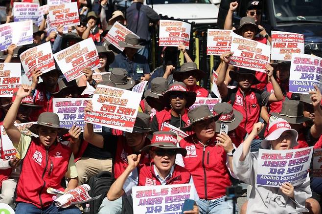 민주노총, 이주노조 등 조합원들이 21일 서울고용노동청 본청 앞에서 열린 2025 민주노총 전국이주노동자대회에서 강제노동 철폐, 노동권 보장 등을 촉구하고 있다. 연합뉴스