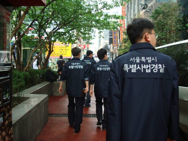 지난 2009년 8월 11일 서울시 특별사법경찰관들이 선정성 불법 광고 단속을 위해 서울 시내를 순찰하고 있다. 연합뉴스