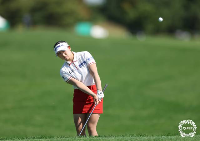 칩샷을 하고 있는 이다연. 사진 제공=KLPGA