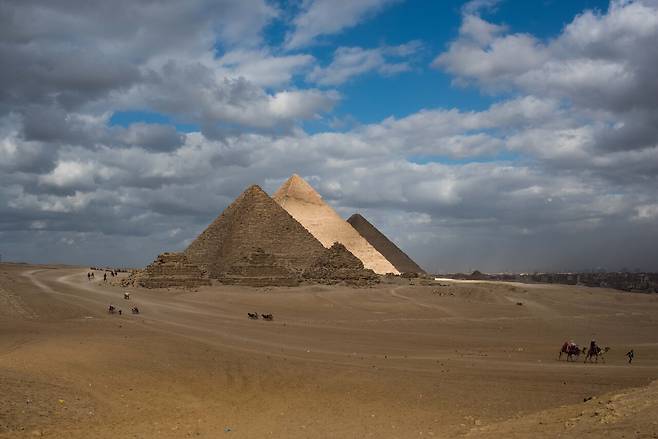 이집트 기자에 있는 카프레 피라미드(가운데)가 햇빛을 받아 빛나고 있다. ⓒXinhua