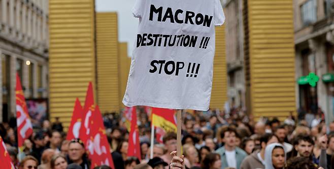 9월10일 프랑스 '블록 에브리싱' 집회에서 한 시위자가 "마크롱을 당장 물러나게 하라!! 멈춰라!!" 라고 적힌 피켓을 들고 있다. ⓒAP 연합