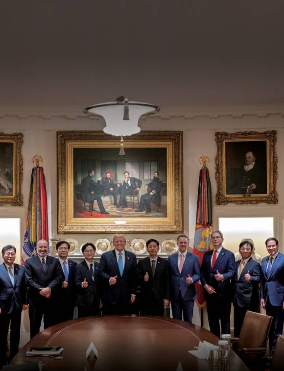 도널드 트럼프 미국 대통령이 7월30일(현지시간) 워싱턴DC 백악관에서 한국 정부 협상단과 무역 합의를 타결한 후 단체사진을 찍고 있다. ⓒ연합뉴스