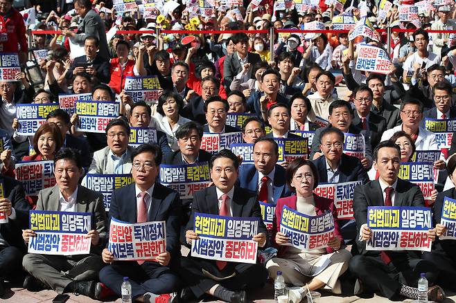 장동혁 국민의힘 대표와 송언석 원내대표를 비롯한 국민의힘 관계자들이 21일 대구 동구 동대구역 광장에서 열린 '야당탄압·독재정치 국민 규탄대회'에 참석해 구호를 외치고 있다. ⓒ연합뉴스