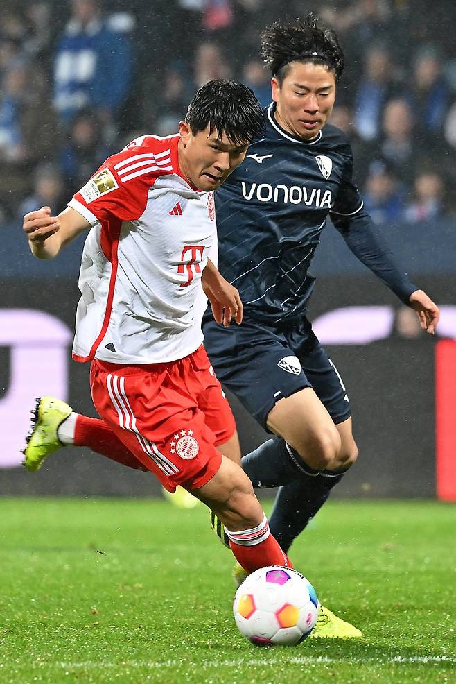 김민재(앞)는 21일(한국시간) 독일&nbsp;진스하임의 프리제로아레나에서 벌어진 호펜하임과 2025~2026시즌 독일 분데스리가 4라운드 원정경기에 선발출전해 후반 24분 왼쪽 종아리 부상으로 교체되기 전까지 뛰어난 활약을 펼치며 팀의 4-1 대승에 앞장섰다. 이번 시즌 리그 첫 선발출전 경기에서 인상적인 활약을 펼쳤지만 내구성을 재입증해야 소속팀에서 주전으로 재도약할 수 있을 것으로 보인다. 신화뉴시스