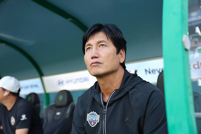 정정용 김천 상무 감독이 20일 전주월드컵경기장에서 열린 전북 현대와 K리그1 원정경기 도중 그라운드를 응시하고 있다. 사진제공｜한국프로축구연맹