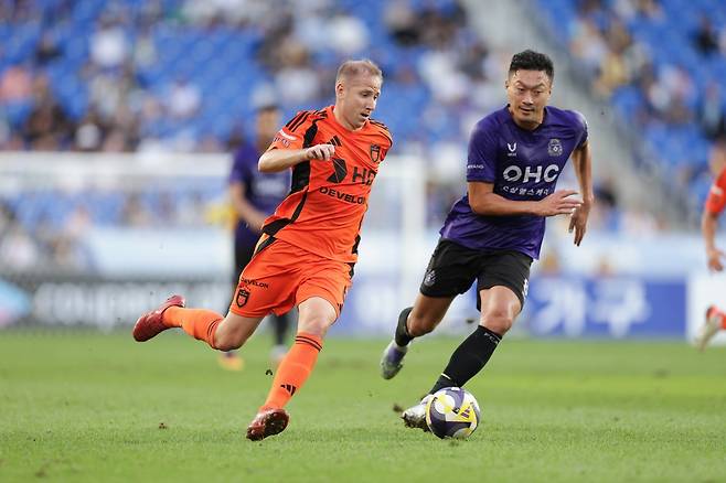 울산 보야니치(왼쪽)가 21일 문수경기장에서 열린 울산-안양전에서 김정현을 제치고 돌파를 시도하고 있다. 사진제공｜한국프로축구연맹