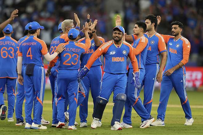 인도 크리켓 대표팀 선수들이 지난 14일 파키스탄을 꺾은 뒤 기뻐하고 있다. AP
