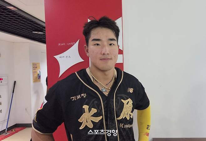 KT 안현민이 20일 수원 한화전을 마치고 인터뷰하고 있다. 유새슬 기자