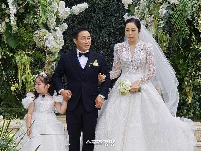 김병만(왼쪽에서 두 번째), 현은재 부부가 지난 20일 정오 서울 서초구 반포동 세빛플로팅아일랜드 루프탑에서 결혼식을 올리고 행진을 준비하고 있다. 사진 스포츠경향DB