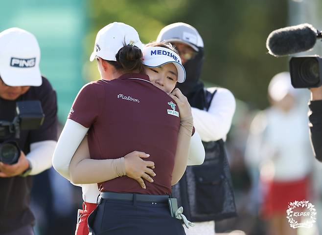 이다연이 21일 끝난 KLPGA 투어 하나금융그룹 챔피언십에서 연장전 끝에 우승을 확정지은 뒤 이민지와 포옹하고 있다. KLPGA 제공