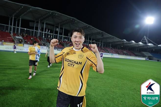 ▲ 올 시즌 K리그2 정상급 풀백으로 거듭난 신재원은 이날도 평점 7~8점급 활약을 보였다. 첫 두 골에 모두 관여했다.&nbsp;신재원이 '흔들면' 충남아산 우 측면이 흔들렸다. 존재감이 남달랐다. ⓒ 한국프로축구연맹