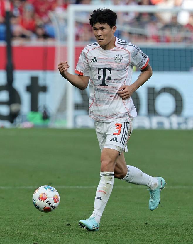 ▲ 김민재가 호펜하임과 분데스리가 4라운드 도중 쓰러졌지만 다행히 큰 부상은 아닌 것으로 확인됐다. 팬들&nbsp;걱정을 한순간에 잠재울 소식이다. ⓒ 연합뉴스 / EPA