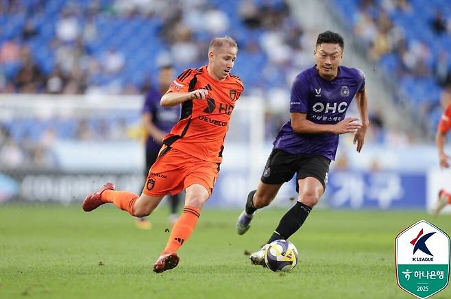 ▲ 21일 울산문수축구경기장에서 울산HD와 FC안양이 하나은행 K리그1 2025 30라운드를 펼쳤다. 순위 상승을 위해 승리가 반드시 필요했던 양팀은 공방전에도 득점없이 무승부를 기록했다. ⓒ 한국프로축구연맹