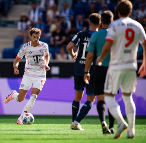 레온 고레츠카(왼쪽)가 킥을 시도하고 있다. /사진=바이에른 뮌헨 공식 SNS  갈무리