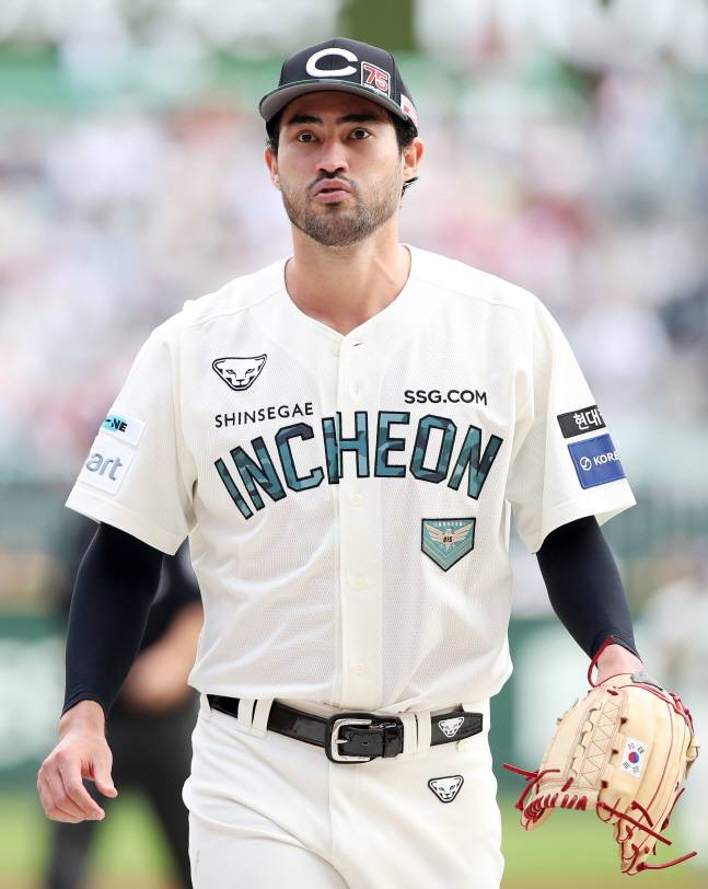 화이트가 이닝을 마치고 안도의 한숨을 쉬고 있다. /사진=SSG 랜더스 제공