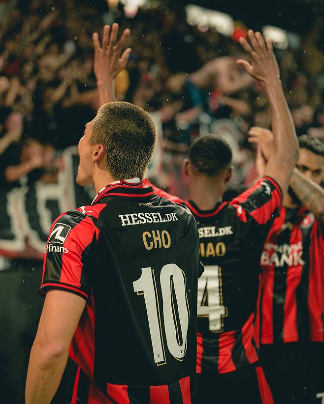 FC 미트윌란 조규성이 21일 덴마크 헤르닝의 MCH 아레나에서 열린 2025~2026 덴마크 프로축구 수페르리가 9라운드 홈경기 비보르전에 교체 출전해 후반 추가시간 팀의 2-0 승리를 이끄는 쐐기골을 터뜨렸다. 사진은 경기 후 팬들과 함께 기뻐하고 있는 조규성의 모습. /사진=FC 미트윌란 SNS 캡처