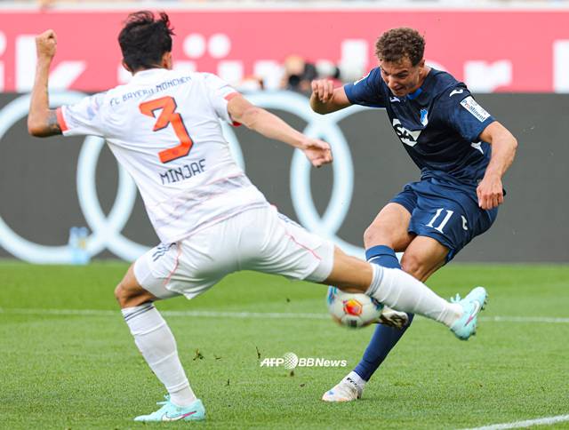 경기에 집중하는 김민재(왼쪽). /AFPBBNews=뉴스1