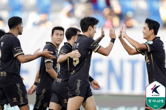김경민(오른쪽에서 두 번째)이 21일 오후 4시 30분 수원종합운동장에서 열린 하나은행 K리그1 2025 30라운드 강원FC전에서 선제골을 넣고 기뻐하고 있다. /사진=한국프로축구연맹 제공