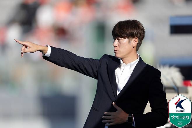 김은중 수원FC 감독이 21일 오후 4시 30분 수원종합운동장에서 열린 하나은행 K리그1 2025 30라운드 경기 중 손짓하고 있다. /사진=한국프로축구연맹 제공