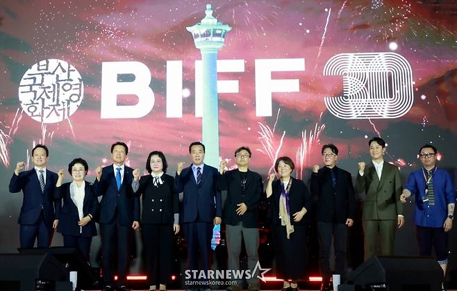 (부산=뉴스1) 권현진 기자 = 최진봉 부산 중구청장(왼쪽 다섯번째)과 정한석 부산국제영화제 집행위원장(왼쪽 여섯번째)을 비롯한 관계자들이 16일 부산 중구 비프광장 야외무대에서 열린 ‘제30회 부산국제영화제’ 전야제에 참석해 포즈를 취하고 있다. 2025.9.16/뉴스1  Copyright (C) 뉴스1. All rights reserved. 무단 전재 및 재배포,  AI학습 이용 금지. /사진=(부산=뉴스1) 권현진 기자