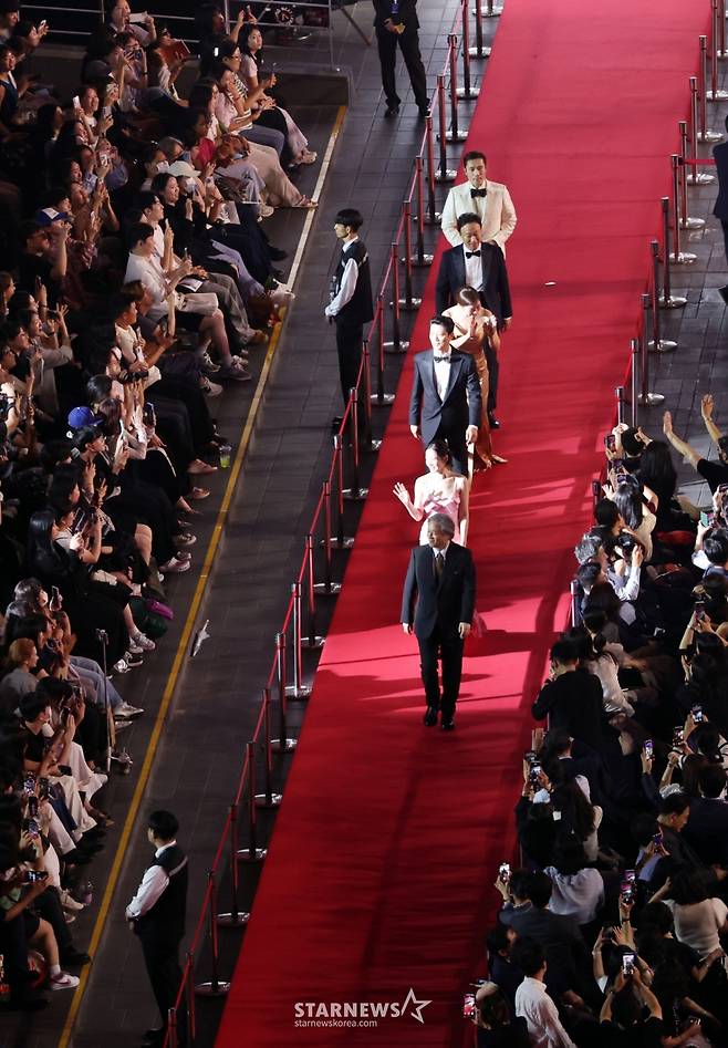[부산=뉴시스] 하경민 기자 = 제30회 부산국제영화제 개막식이 열린 17일 부산 해운대구 영화의전당에서 개막작인 '어쩔수가없다'의 박찬욱 감독과 배우들이 레드카펫을 지나고 있다.  26일까지 열흘간 열리는 이번 영화제는 7개 극장 31개 스크린에서 공식 초청작 64개국 241편과 커뮤니티비프 87편 등 총 328편의 작품을 상영한다. 2025.09.17. yulnetphoto@newsis.com /사진=하경민