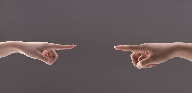 논박에서 그러는 너는? 논법이 끼어들면 입구는 있지만 출구는 없는 무간지옥의 개싸움이 되고 만다.[사진｜게티이미지뱅크]