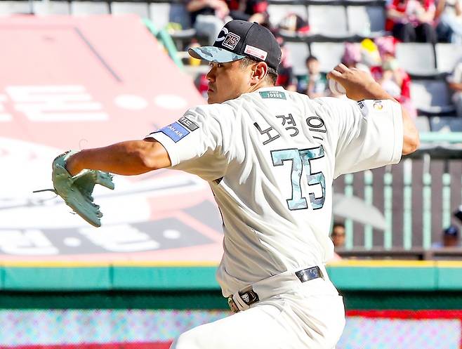 SSG 랜더스 노경은이 21일 인천 SSG랜더스필드에서 열린 2025 신한 SOL Bank KBO리그 두산 베어스와의 팀 간 14차전에서 2이닝 1탈삼진 무실점 홀드를 기록했다. 사진 SSG 랜더스