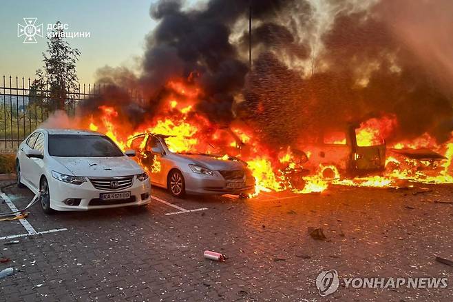 공습으로 불이 난 키이우 한 주차장 [AFP 연합뉴스 재판매 및 DB 금지]