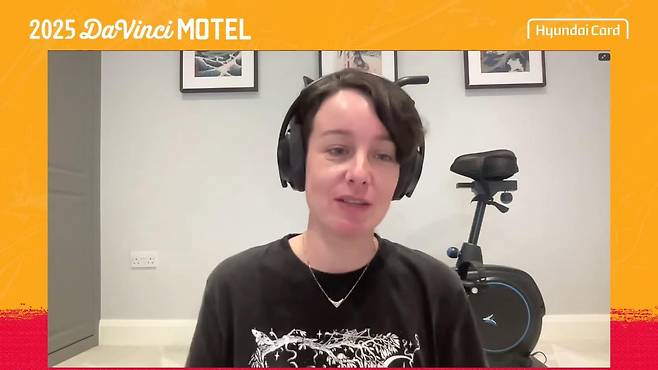 데버라 스미스 화상 강연 데버라 스미스가 20일 오후 '2025 현대카드 다빈치모텔' 행사에서 '한국 문학을 세계로 이끈 번역의 힘'을 주제로 화상 강연하는 모습. [현대카드 유튜브채널 캡처. 재판매 및 DB 금지]