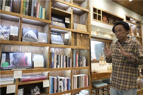 도서관 인테리어 총괄한 곽승호 전 서학동예술마을 촌장 [촬영 : 김동철]