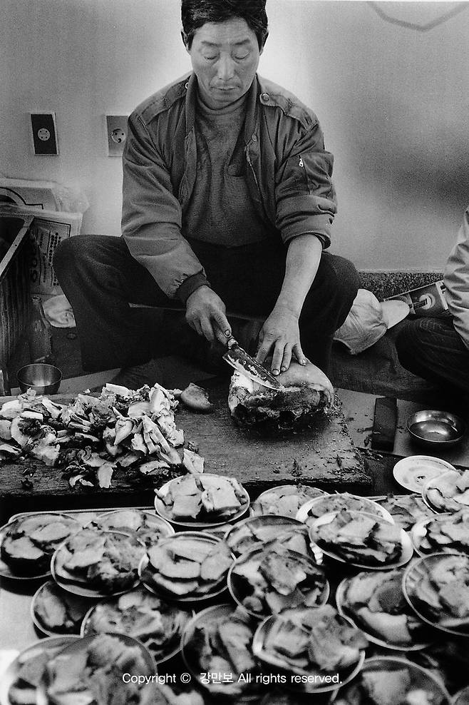 도감의 모습 (제주=연합뉴스) 돼지고기를 써는 도감의 모습. 강만보 사진 작가 촬영. [제주학연구센터 제공, 재판매 및 DB 금지]