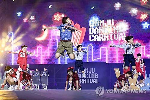 2024 원주댄싱카니발…화려한 춤의 향연 [연합뉴스 자료사진]