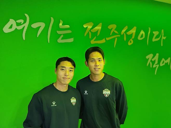 전주월드컵경기장에서 친정 전북과 경기를 치른 김천 이동준(왼쪽)과 맹성웅. [촬영=배진남 기자]