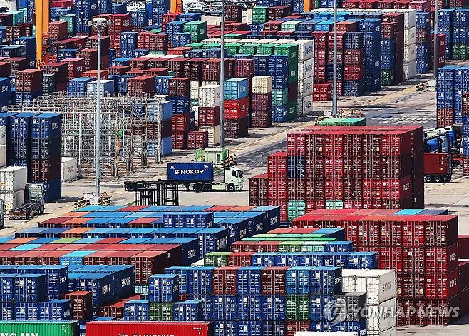 평택항에 쌓여있는 컨테이너 [연합뉴스 자료사진]