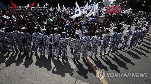 행진하는 필리핀 시위대 [EPA 연합뉴스. 재판매 및 DB 금지]