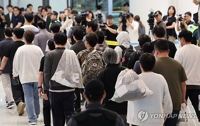 '이제 집으로' (영종도=연합뉴스) 이진욱 기자 = 미국 이민당국에 의해 조지아주에 구금됐던 한국인 근로자들이 12일 영종도 인천국제공항 제2여객터미널 입국장을 나서고 있다. 2025.9.12 cityboy@yna.co.kr