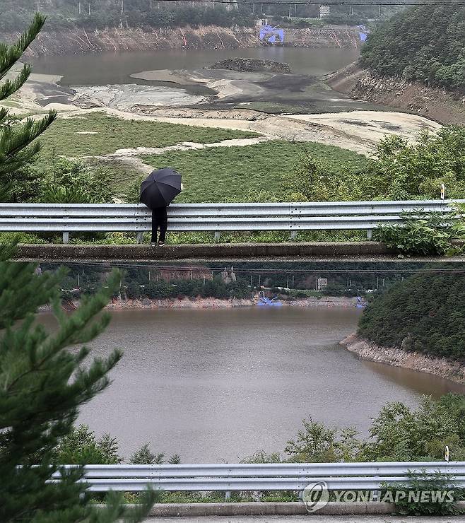 며칠 새 크게 오른 오봉저수지 저수율 (강릉=연합뉴스) 류호준 기자 = 21일 강원 강릉지역 주상수원인 오봉저수지에 물이 차 있다.
    위는 지난 17일 메마른 오봉저수지 모습, 아래는 이날 물이 차오른 오봉저수지 모습. 2025.9.21 ryu@yna.co.kr