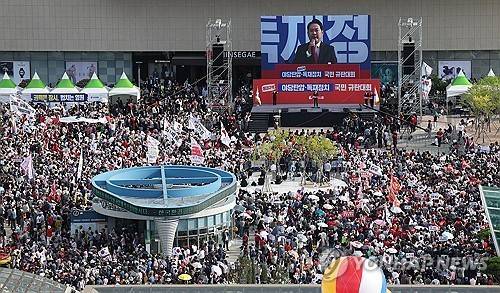발언하는 장동혁 대표 (대구=연합뉴스) 윤관식 기자 = 국민의힘 장동혁 대표가 21일 대구 동구 동대구역 광장에서 열린 야당탄압·독재정치 국민 규탄대회에 참석해 발언하고 있다. 2025.9.21 psik@yna.co.kr