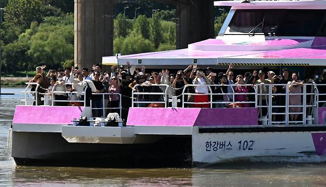 한강버스 갑판에 나와 인사하는 시민들 [서울시 제공. 재판매 및 DB 금지]