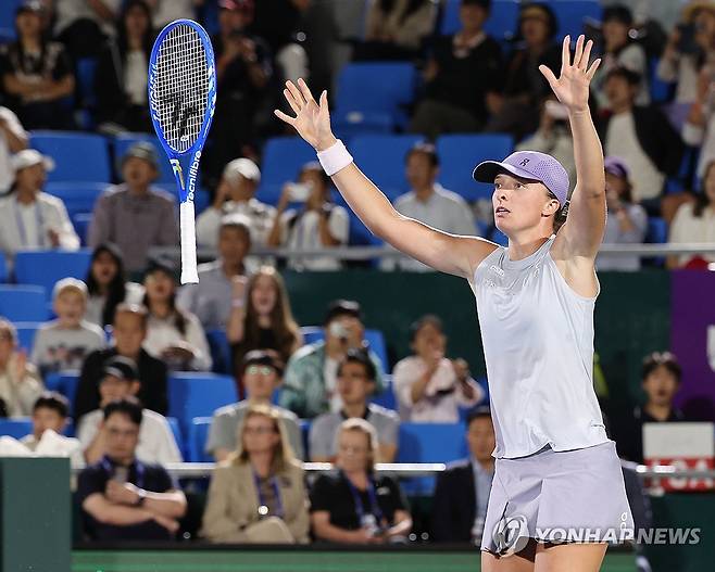 우승 차지한 시비옹테크 (서울=연합뉴스) 이동해 기자 = 폴란드 이가 시비옹테크가 21일 오후 서울 송파구 올림픽공원 테니스경기장에서 열린 여자프로테니스(WTA) 투어 코리아오픈 단식 결승에서 러시아 에카테리나 알렉산드로바와의 맞대결에서 승리하며 우승을 차지한 뒤 세리머니를 하고 있다. 2025.9.21 eastsea@yna.co.kr