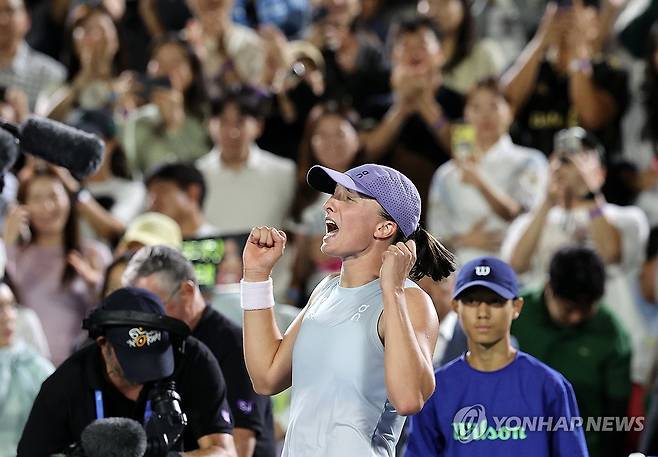 짜릿한 역전승으로 우승 차지한 시비옹테크 (서울=연합뉴스) 이동해 기자 = 폴란드 이가 시비옹테크가 21일 오후 서울 송파구 올림픽공원 테니스경기장에서 열린 여자프로테니스(WTA) 투어 코리아오픈 단식 결승에서 러시아 에카테리나 알렉산드로바와의 맞대결에서 승리하며 우승을 차지한 뒤 환호하고 있다. 2025.9.21 eastsea@yna.co.kr