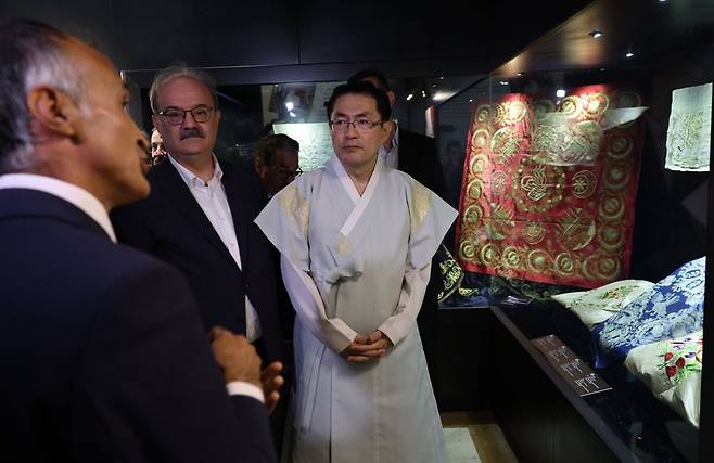 보자기 전시 (이스탄불=연합뉴스) 20일(현지시간) 튀르키예 앙카라에서 열린 K-컬처 행사에서 정연두 대사가 한복을 입고 보자기 전시를 소개하고 있다. [주튀르키예한국문화원 제공. 재판매 및 DB 금지] 2025.9.21 photo@yna.co.kr