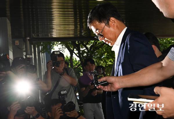 사진은 아리셀의 박순관 대표가 구속 전 영장실질심사를 마친 뒤 수원시 영통구 수원남부경찰서 유치장으로 이동하고 있는 모습. /경인일보DB