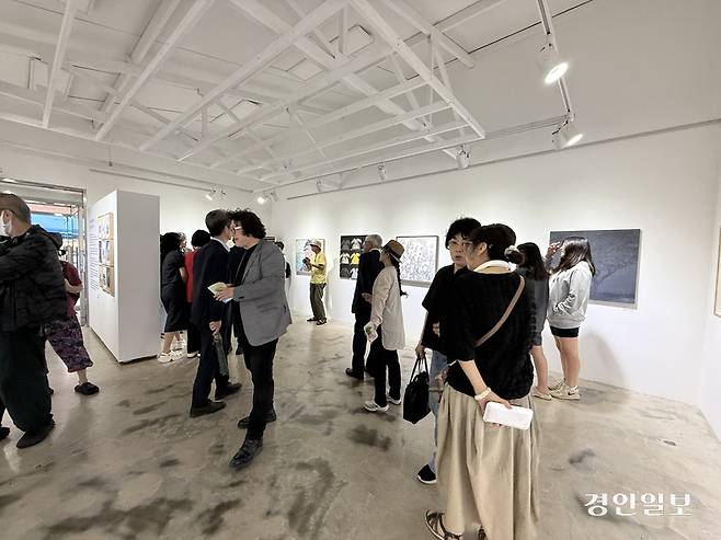 지난 16일 오후 우리미술관 10주년 기획전 전시장에서 관람객들이 전시작을 관람하고 있다. 2025.9.16 /박경호기자 pkhh@kyeongin.com