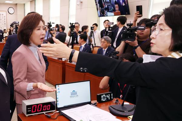 22일 서울 여의도 국회 법제사법위원회에서 열린 ‘건진법사 관봉권 띠지’ 분실 관련 검찰개혁 입법청문회에서 국민의힘 나경원 의원 등 위원들이 추미애 위원장의 질서유지권 발동 등에 항의하고 있다. 국민의힘 의원들은 노트북에 붙인 “정치공작, 가짜뉴스 공장, 민주당!”이라고 적힌 피켓에 대한 추 위원장의 철거 요구를 거부했다. 2025.9.22 /연합뉴스