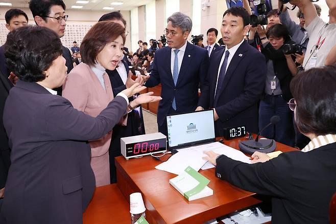 ▲&nbsp;22일 서울 여의도 국회 법제사법위원회에서 열린 '건진법사 관봉권 띠지' 분실 관련 검찰개혁 입법청문회에서 국민의힘 나경원 의원 등 위원들이 추미애 위원장의 질서유지권 발동 등에 항의하고 있다. /연합뉴스