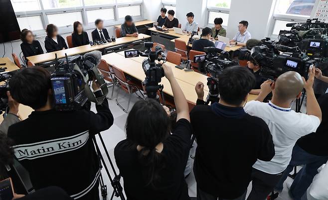 ▲&nbsp;고 이재석 경사 유족들이 22일 오후 인천 옹진군 영흥도 내리어촌계어업인복지회관에서 기자들과 만나 질문에 답변하고 있다./이재민 기자 leejm@incheonilbo.com