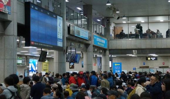 오늘(20일) 오전 8시 여객들로 붐비는 인천항 연안여객터미널 [사진 = 이장원 기자]